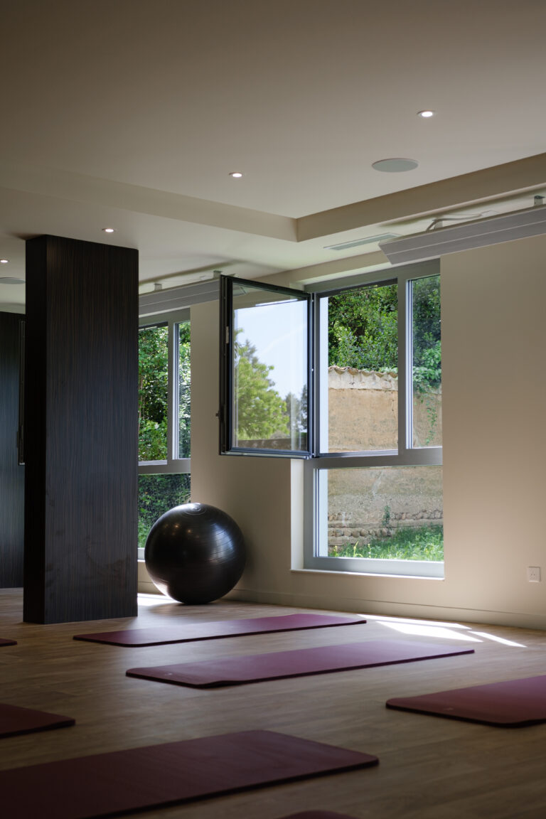 Salle de cours sur tapis du Studio Ebene, studio de sport doux à Genas