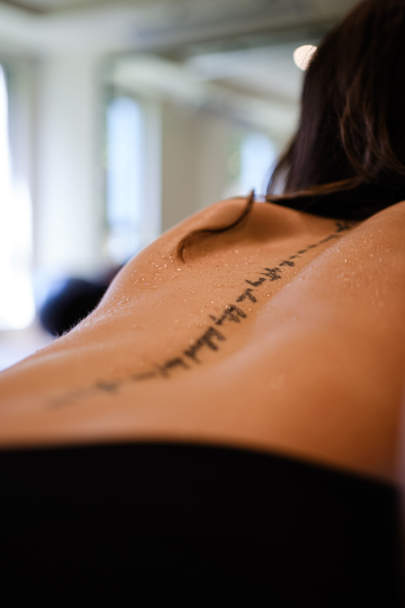 Hot Pilates a Lyon : le corps en chaleur pendant la seance en salle chauffee